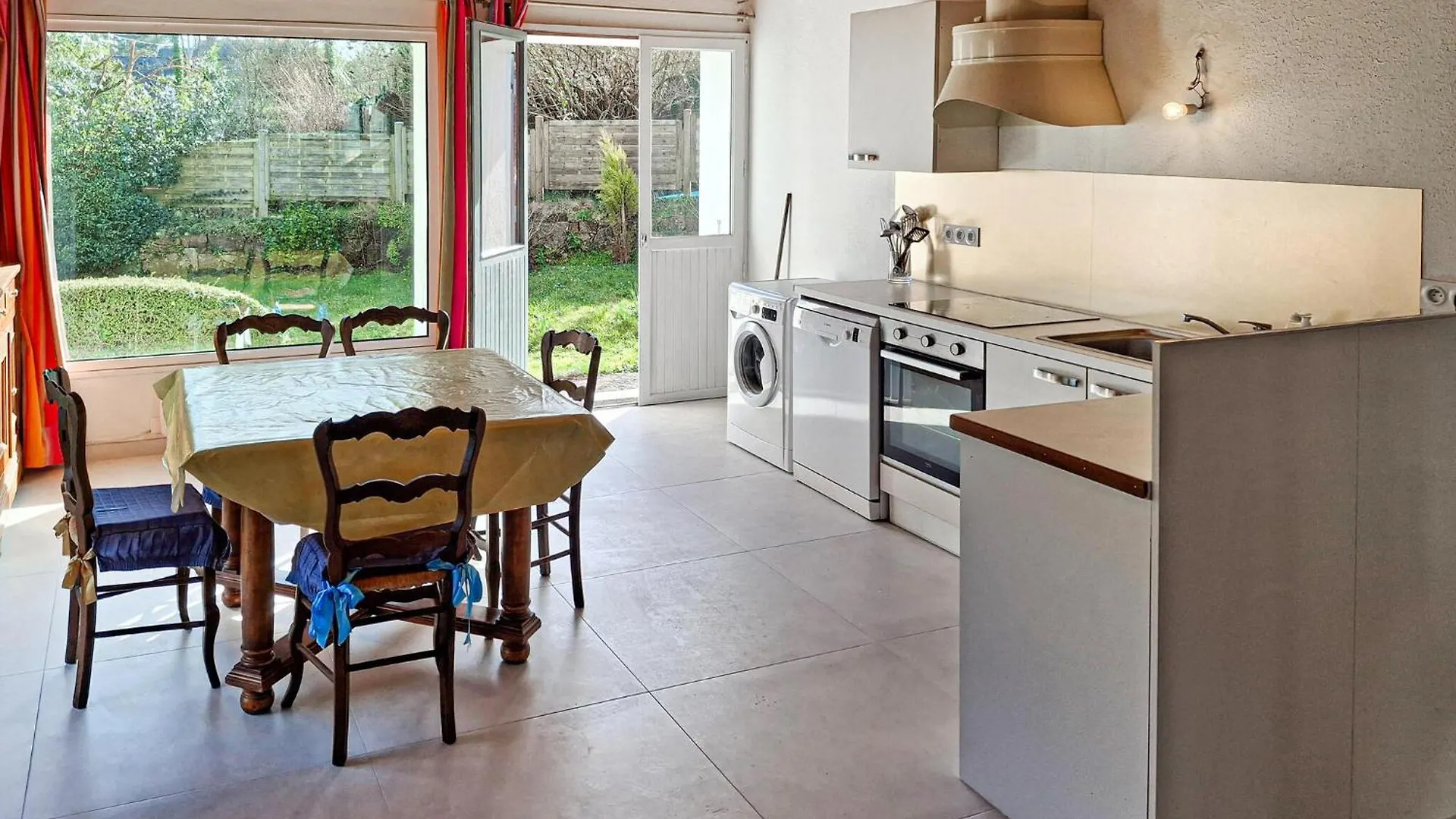 4 Bedroom Beautiful Home In Nevez Holiday home